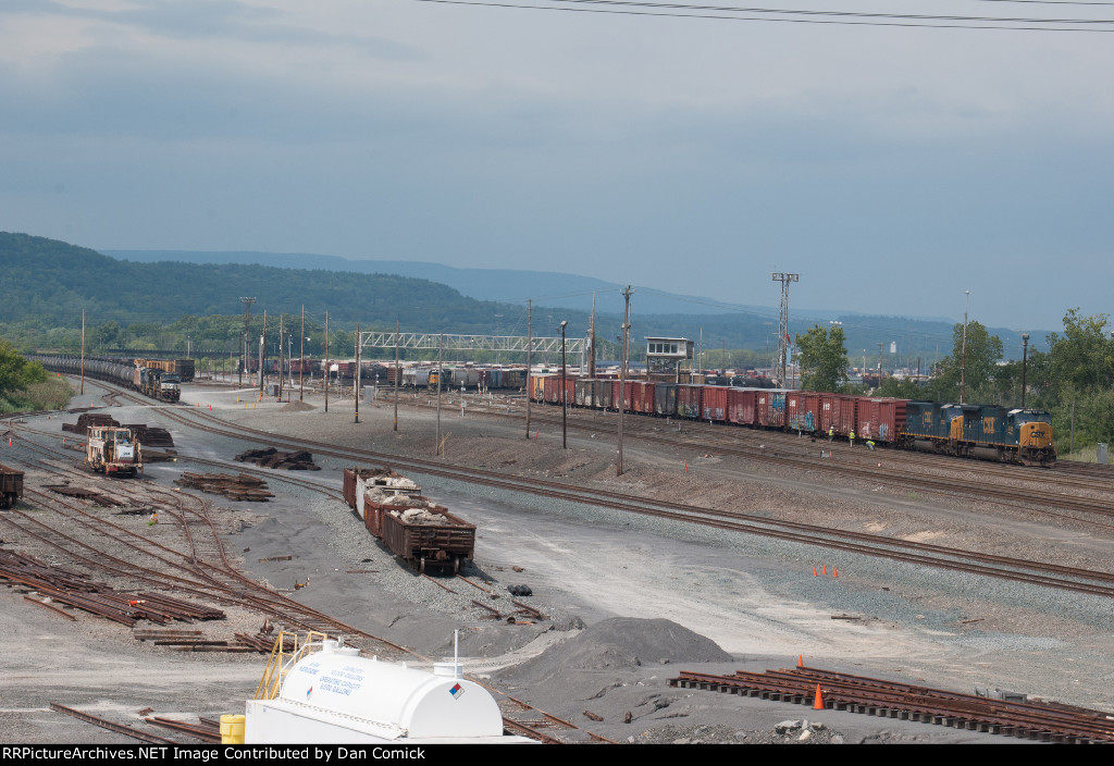 CSXT 4706 Leads Q433 out of Selkirk Yard